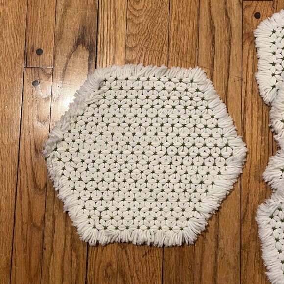 VTG 1970s Handmade Crochet Knit White & Green Daisy Placemats & Centerpiece Set - Picture 2 of 6